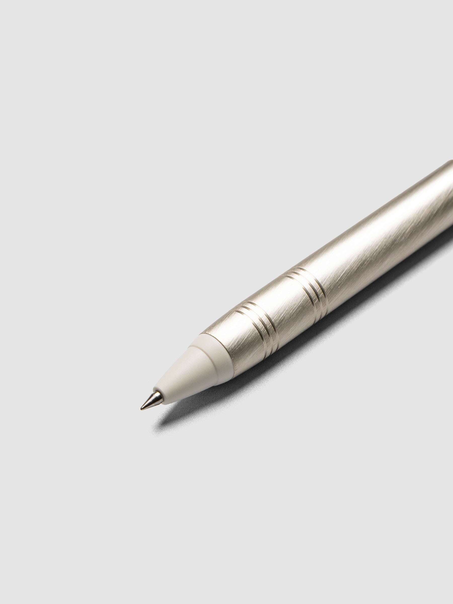 Close up of the Uni-Ball Zento Flow Ballpoint Pen | Retreat Edition in the color Birch White with a 0.38 mm nib
