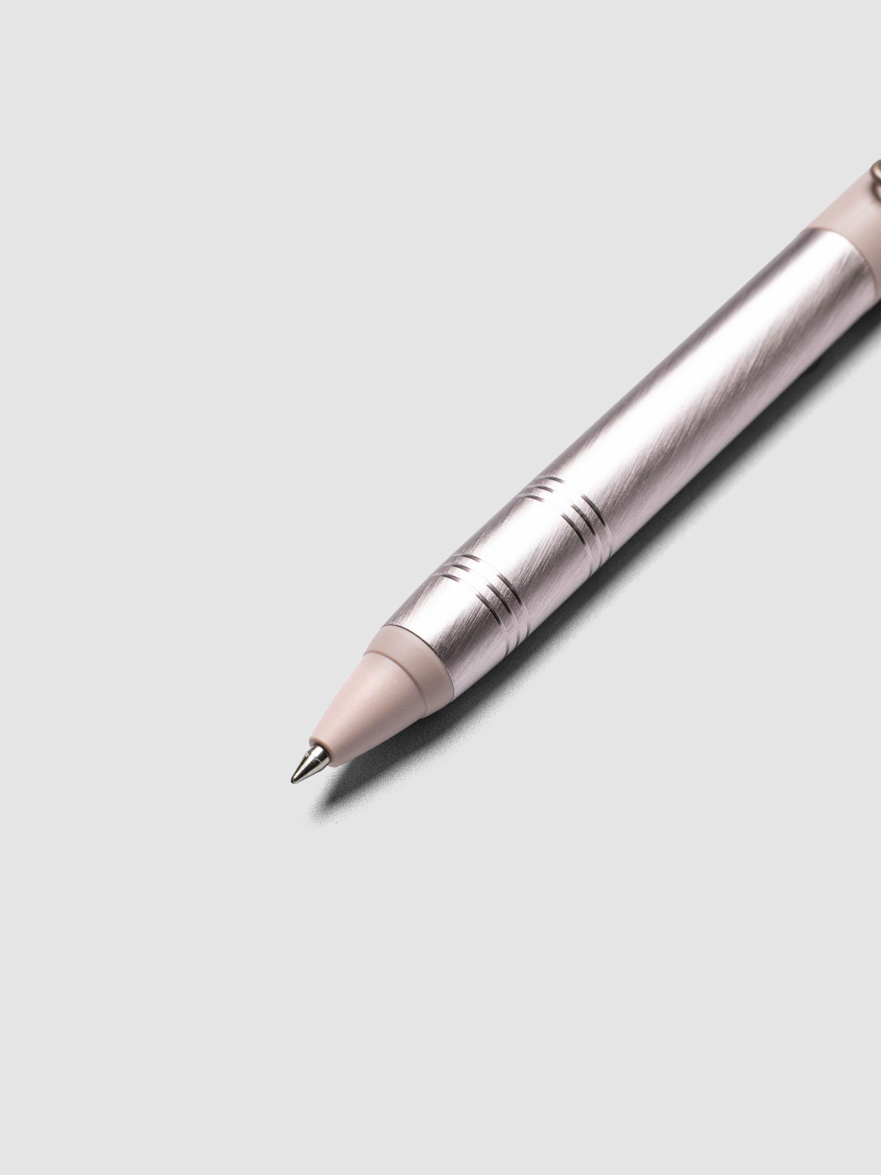 Close up of the nib on the Uni-Ball Zento Flow Ballpoint Pen | Retreat Edition shown in the color Anthurium Pink